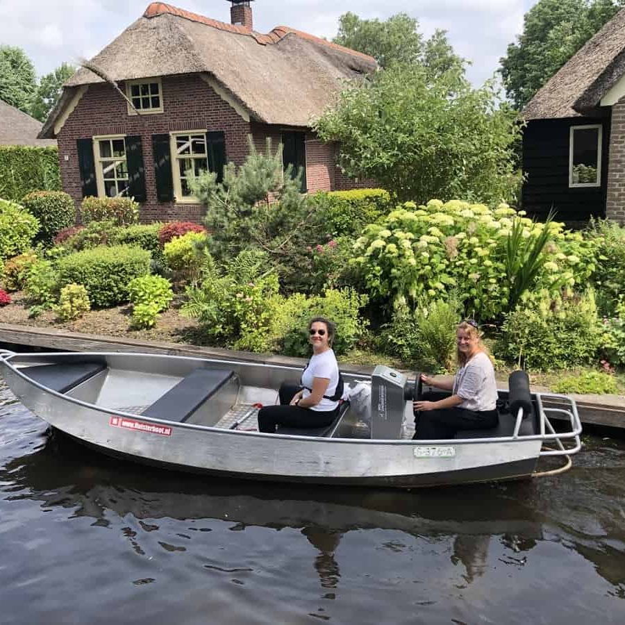 E-Konsolenboot von Mol Groenewegen auf der Dorfgracht vor einem reetgedeckten Bauernhaus in Giethoorn