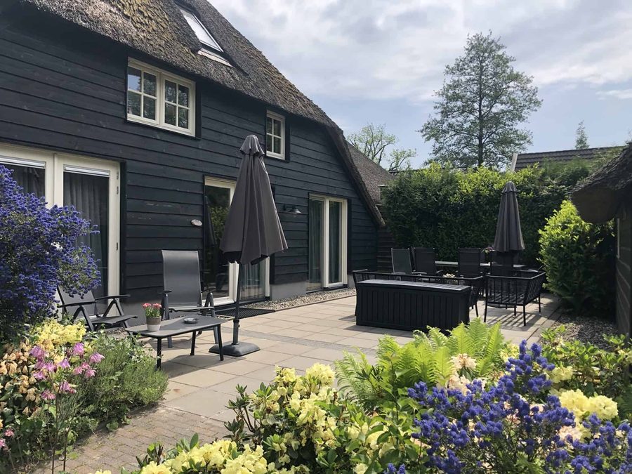 Terrasse mit Garten am Ferienappartement von Mol Groenewegen in Giethoorn