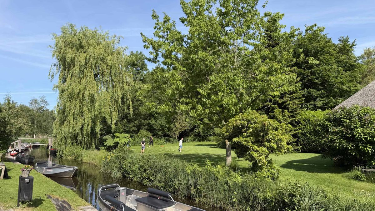 Mietboote von Bed & Boot Mol Groenewegen am Kanal in Giethoorn-Midden
