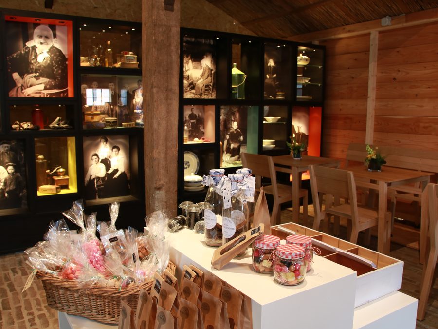 Museumsraum des Museums Giethoorn mit Vitrinen voller historischer Fotos und Gegenstände