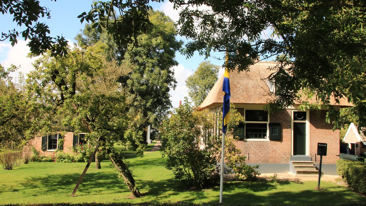 Reetgedeckter Museumsbauernhof des Museums Giethoorn 't Olde Maat Uus im Obstgarten