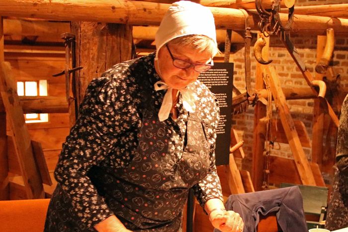 Freiwillige in Tracht im Museumsbauernhof bei der Preuverije