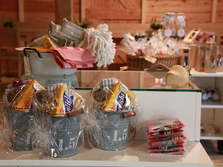 Eimerchen mit Süßigkeiten und Geschenkartikel im Museumsshop des Museums Giethoorn