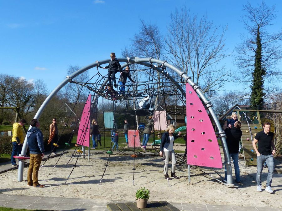 Climbing frame with pink panels in the playground at Restaurant 't Binnenhof