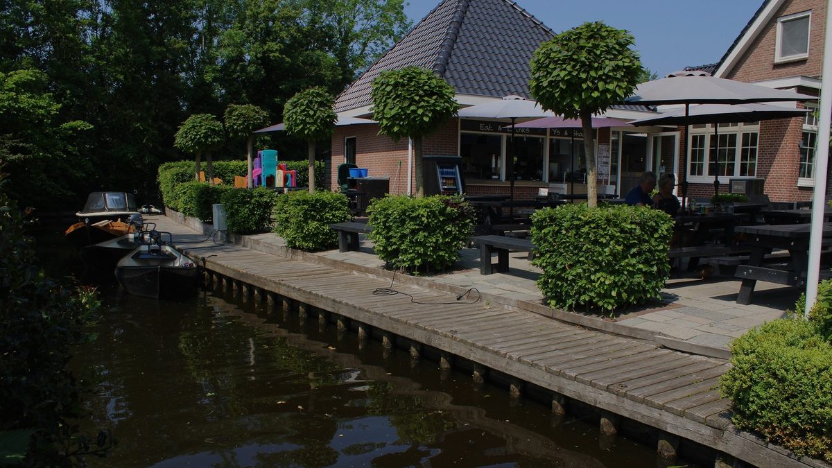 Terrasse und Anlegesteg von Recreatiebedrijf Geythorn am Wasser in Giethoorn