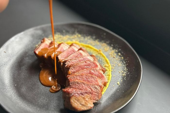 Dish on a dark plate at De Grachthof