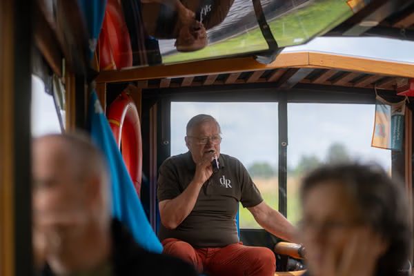 De Rietstulp skipper telling passengers about Giethoorn on board the tour boat