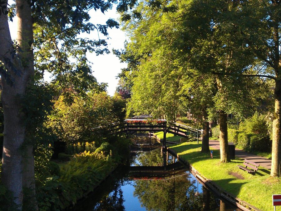 Gracht mit kleinen Holzbrücken im Zentrum von Giethoorn