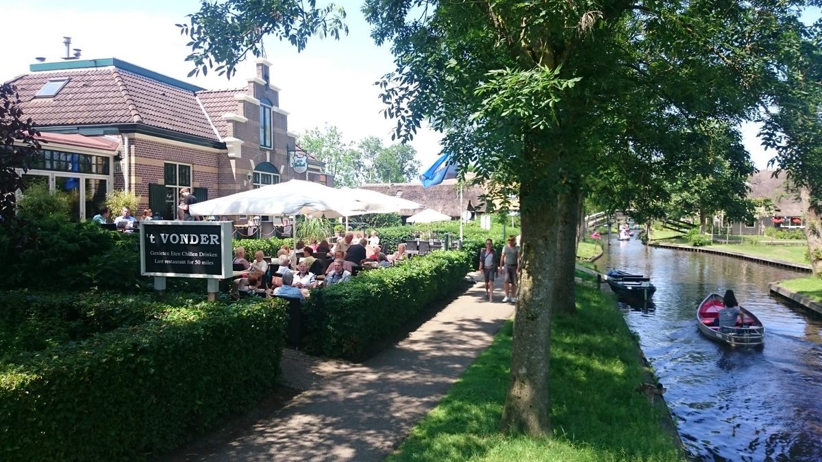 Terrasse von Restaurant 't Vonder an der Dorfgracht von Giethoorn, mit Booten auf dem Wasser