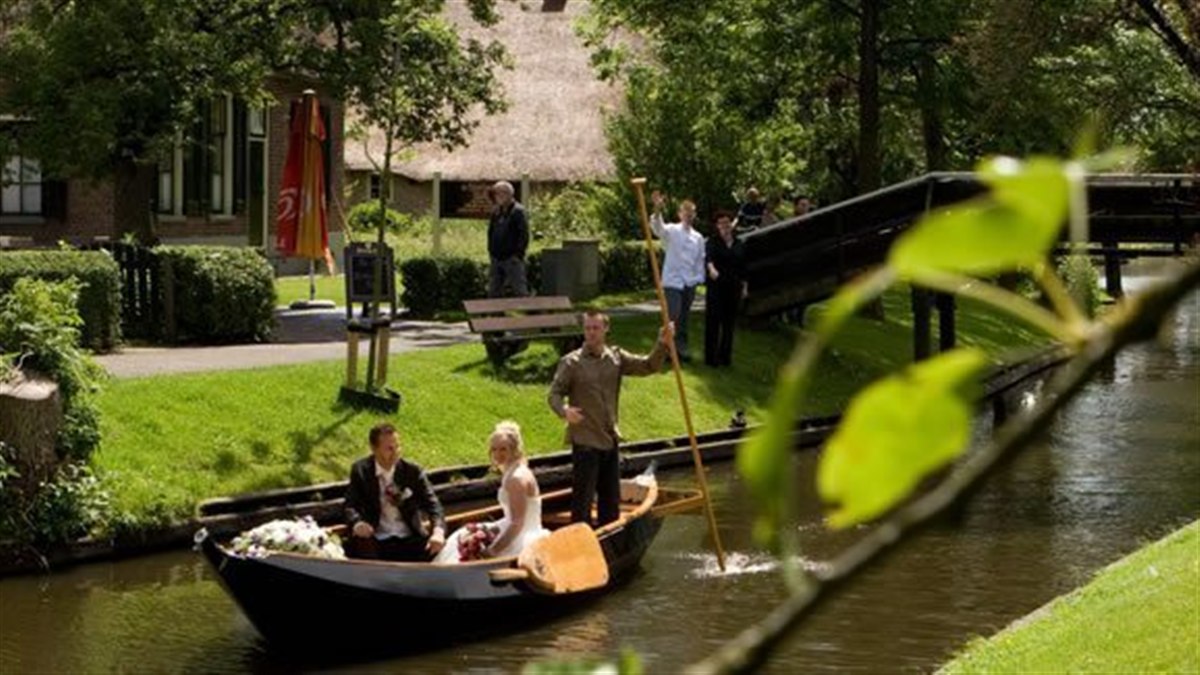 Punter vor dem reetgedeckten Haus von Restaurant 141 in Giethoorn