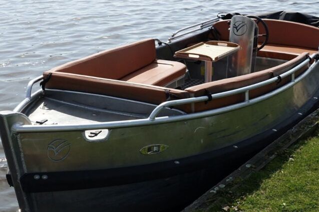 Sloep Kragge Deluxe von Restaurant 141 mit braunen Kissen und Steuerrad