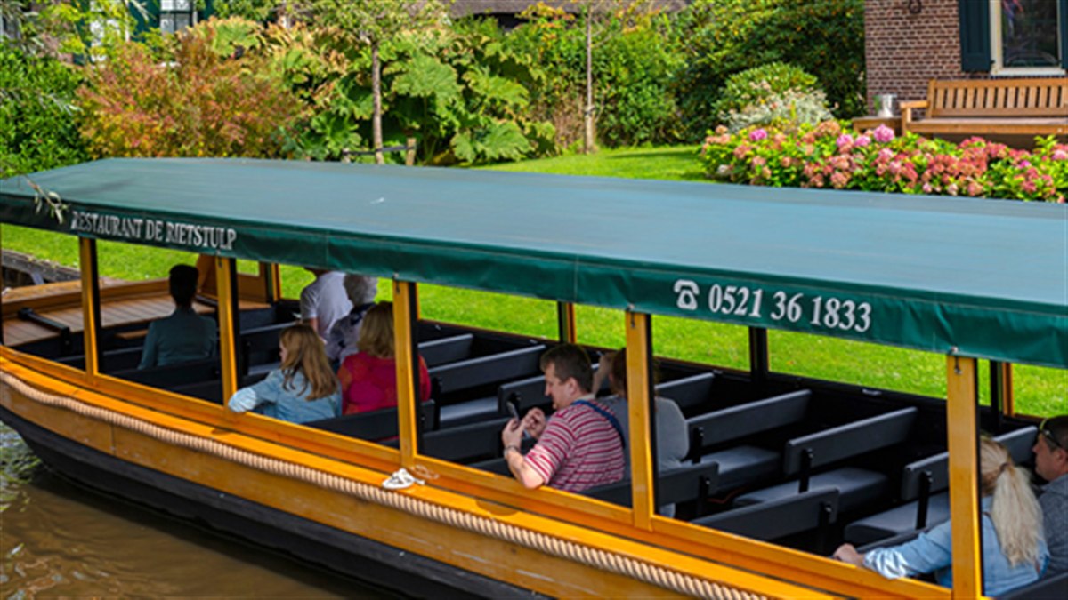 Tour boat of Restaurant De Rietstulp on the canal in Giethoorn