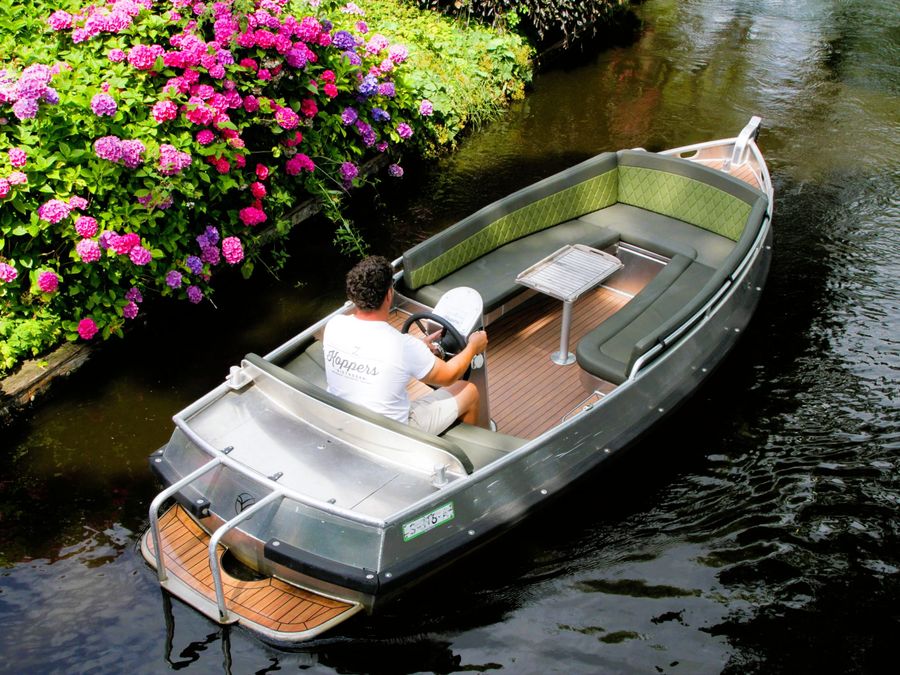 Sloep Deluxe mit Luxuskissen, Steuerrad und Badeplattform auf dem Wasser in Giethoorn