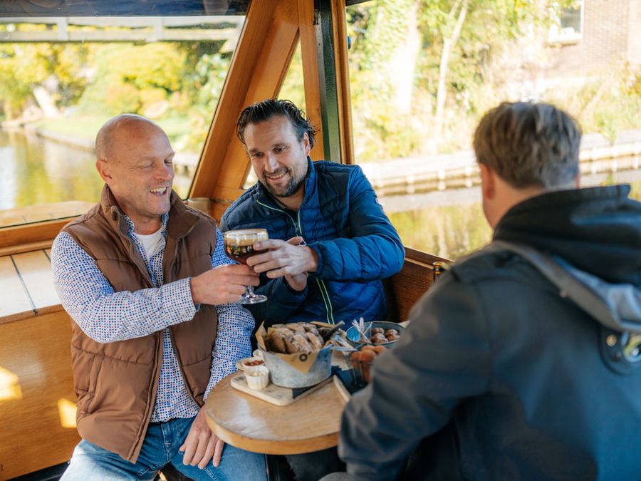 Gruppe an Bord eines Rundfahrtboots von Smit Giethoorn