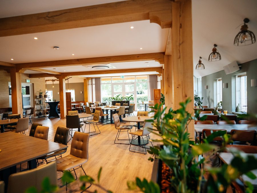 Restaurantsaal von Smit Giethoorn mit Holzbalken und gedeckten Tischen