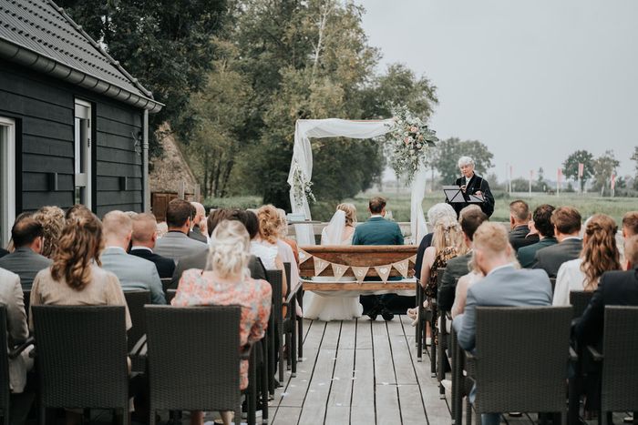 Gäste bei einer Trauung auf der privaten Terrasse von Smit Giethoorn