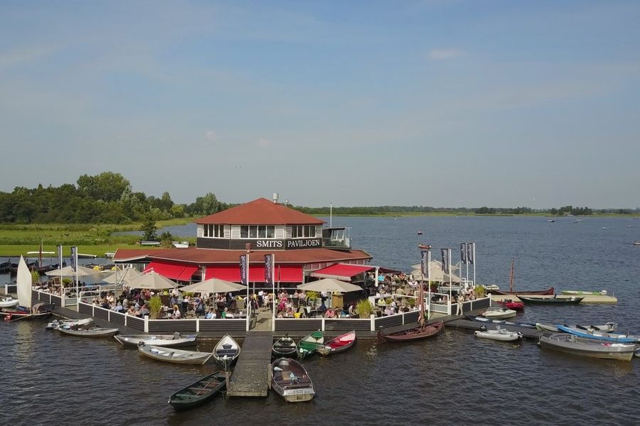 Luftaufnahme von Smit’s Paviljoen auf einer Halbinsel im Bovenwijde, mit Terrasse und Hafen