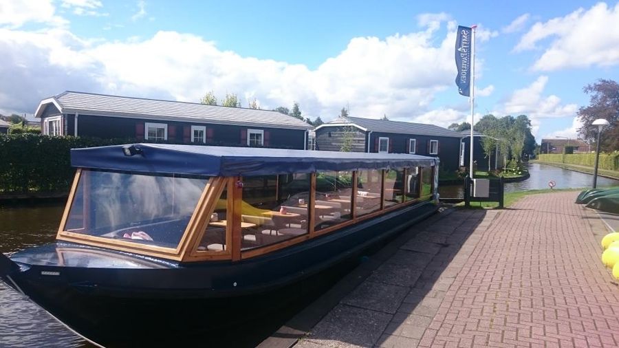 Überdachtes Rundfahrtboot von Smit’s Paviljoen am Kai