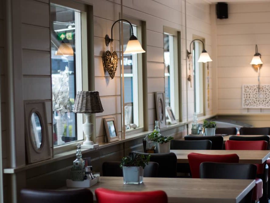 Innenraum des Eetcafés Giethoorn Burgers und Grill mit Tischen an den Fenstern