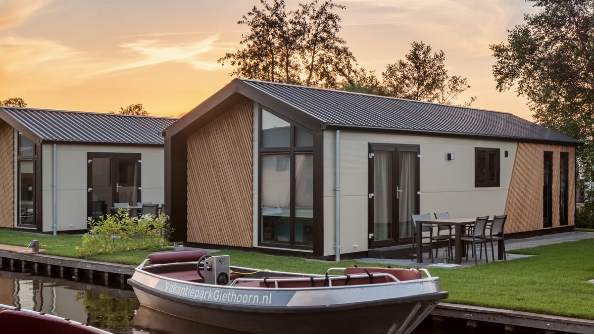 Lodge von Vakantiepark Giethoorn mit einer Sloep am eigenen Steg