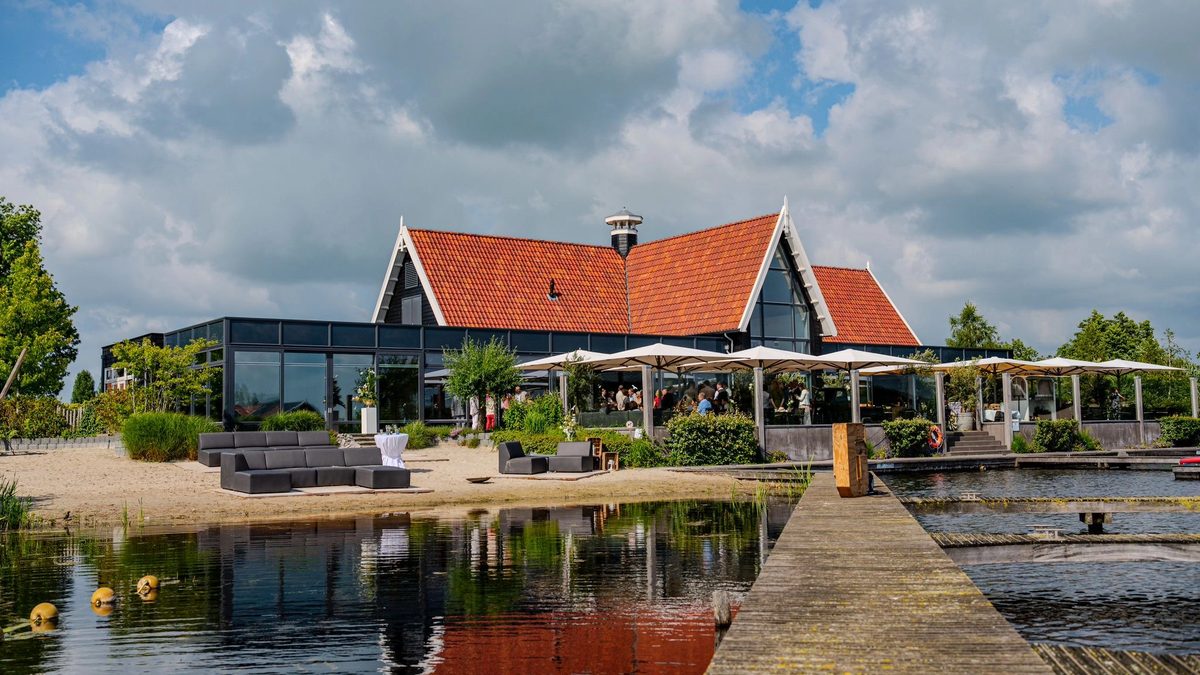 Villa Bodelaeke with a terrace, small beach and jetty on the water in Giethoorn