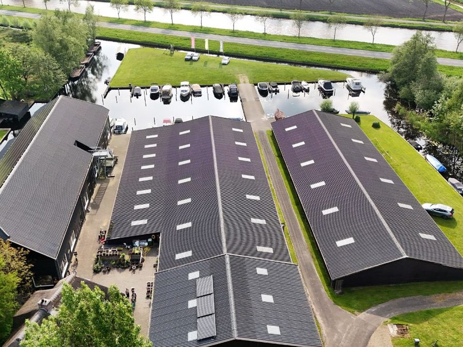 Luftaufnahme der Punterwerf Wildeboer mit Bootshallen und Yachthafen in Giethoorn