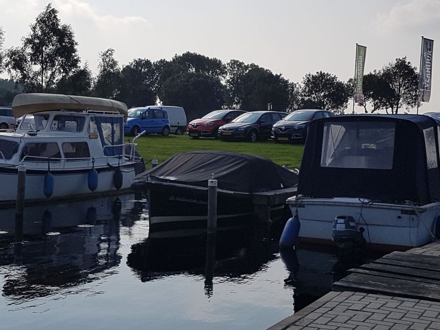 Motorboote an den Stegen im Yachthafen der Punterwerf Wildeboer