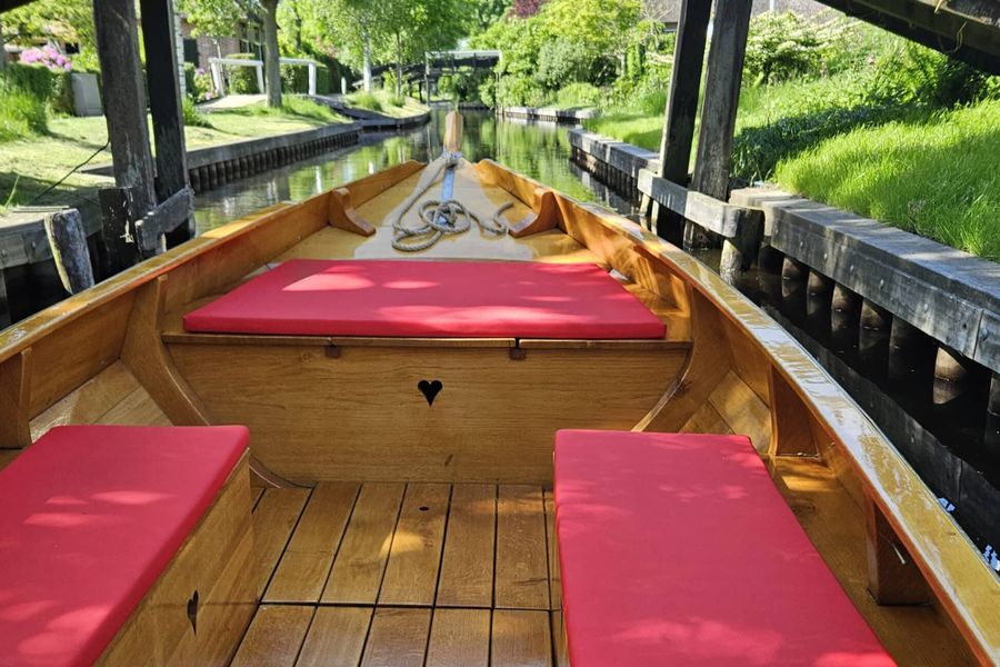 Innenraum eines hölzernen Mietpunters mit roten Kissen auf den Kisten und einem Holzboden