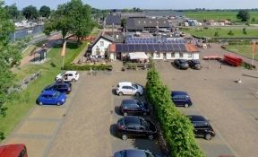 Das Gelände von 't Zwaantje mit Restaurant, Parkplatz und Booten, von oben gesehen