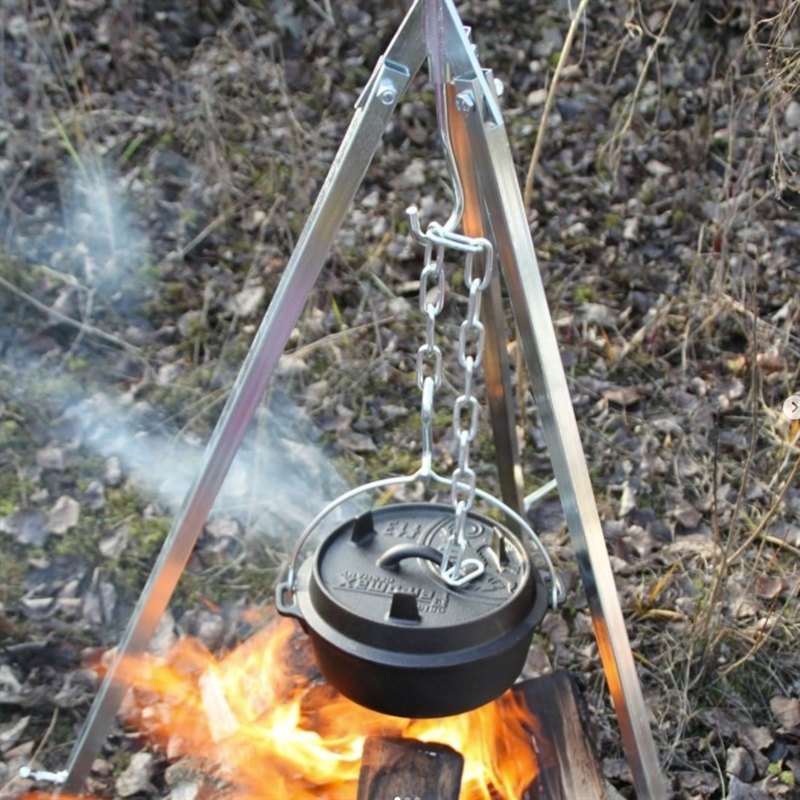 Dutch Oven über dem Holzfeuer beim Kochworkshop in Giethoorn
