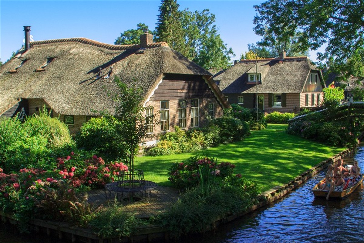 Reetgedeckte Bauernhäuser an einer Gracht in Giethoorn