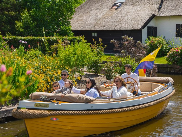 Klassische Luxus-Sloep mit Skipper