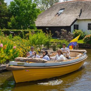 Luxus-Sloep mit Familie auf einer Gracht in Giethoorn