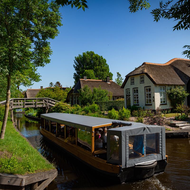 Boat tours in Giethoorn