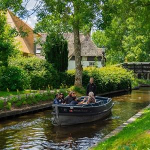 Boot mit Skipper in Giethoorn