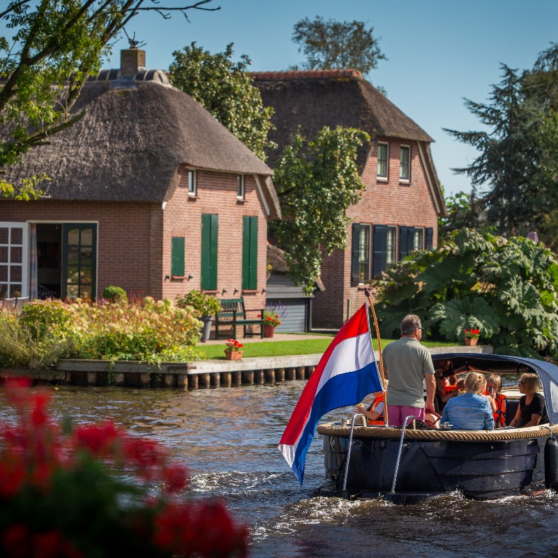 Mit einer Sloep durch Giethoorn fahren