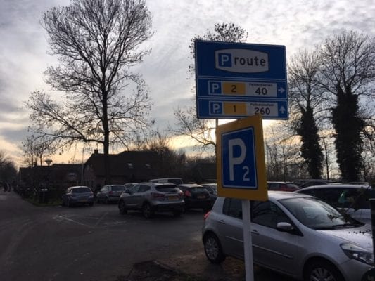 Parkplatz in Giethorn mit dem Auto
