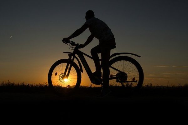 fietsen in giethoorn tijdens zonsondergang