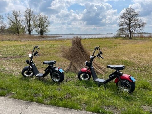 rent an electrisc scooter in giethoorn