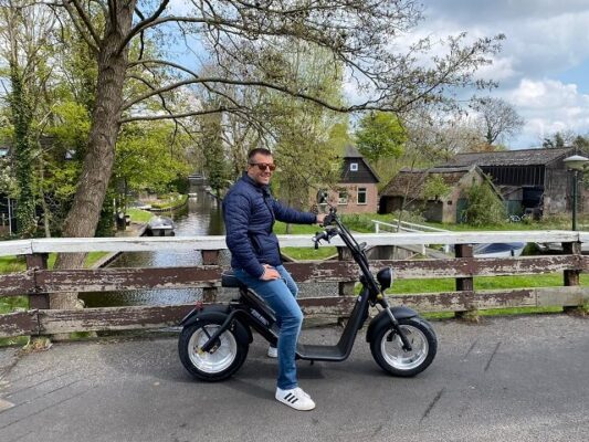 renting an electric scooter in giethoorn or blokzijl